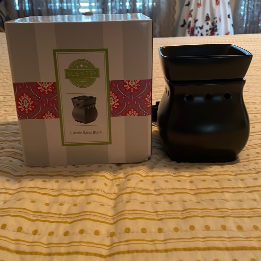 Scentsy Classic Black Satin Warmer.